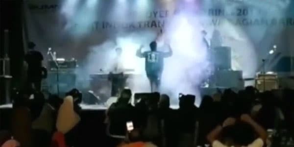 Sunaminin konsert salonunu "udduğu" an (VİDEO)