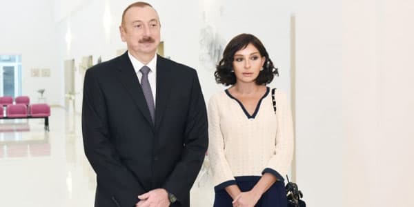Prezident və xanımı məcburi köçkünlər üçün tikilən kompleksin açılışında