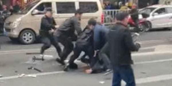Çində avtomobil insanların üzərinə sürüldü: 5 ölü, 21 yaralı var