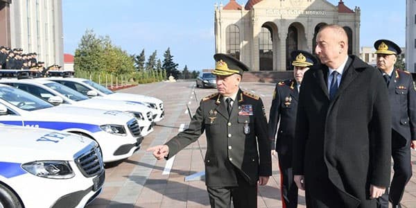 İlham Əliyev yol polislərinə verilən maşınlara baxdı (FOTOLAR)