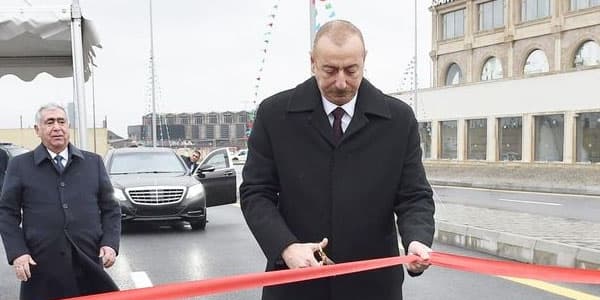 İlham Əliyev Bakıda yol açılışında (FOTOLAR)