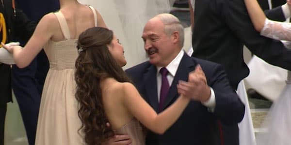 Prezident ölkə gözəli ilə rəqs etdi (VİDEO)