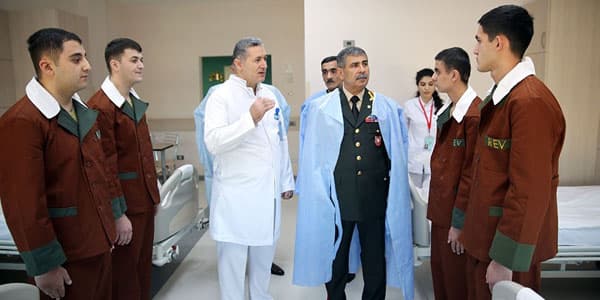 Zakir Həsənov hospitalda müalicə olunan hərbi qulluqçularla görüşüb (FOTOLAR)