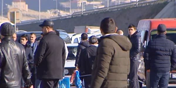 Bakının ən təhlükəli "dayanacağı": İnsan magistralın kənarında gözləyir (VİDEO)