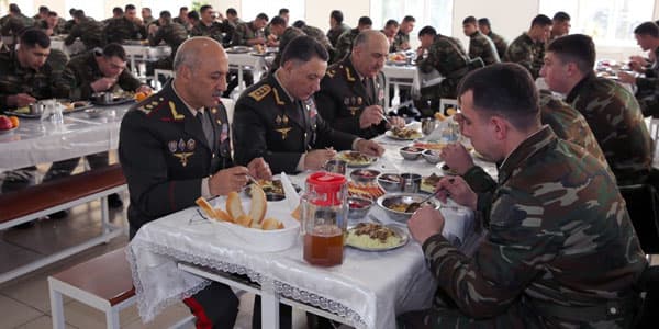 Ramil Usubov əsgərlərlə nahar etdi