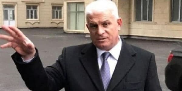 İşdən çıxarılmış icra başçısının rüşvət üstündə tutulan qohumu məhkəmə qarşısında