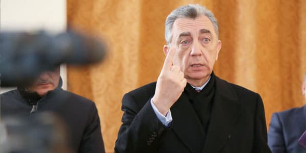 Eldar Əzizov Avropadan Bakıya yeni zibil qabları gətizdirdi (FOTO)