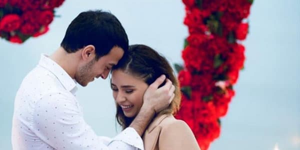 Azərbaycanlı modeldən sevgilisinə dəniz kənarında evlilik təklifi (FOTO/VİDEO)