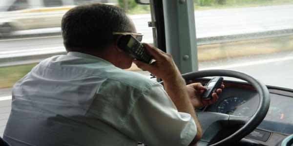 Sükan arxasında telefonla danışan avtobus sürücüsü cəzalandırıldı (FOTO)