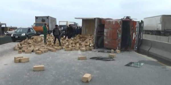Kürdəmirdə yük maşını aşdı, yol qısamüddətli bağlandı (FOTO/VİDEO)