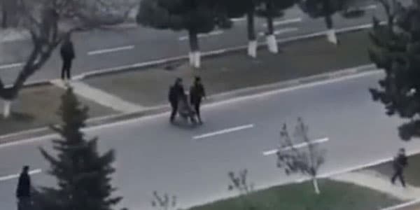 Polislər əlil piyadanın köməyinə çatdı (VİDEO)