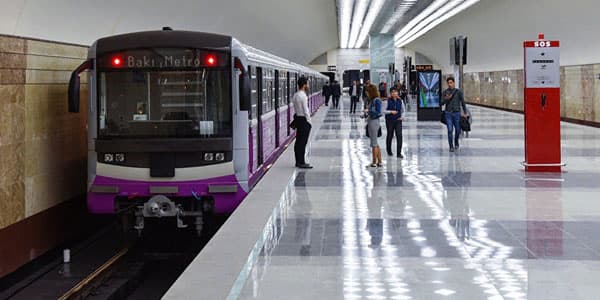 Metroda sərnişinlərə qənim kəsilən şəxs tutuldu