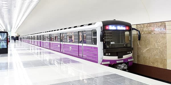 Bakı metrosunda qatarda problem: sərnişinlər düşürüldü