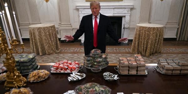 Tramp Ağ Evdə "fast food" qonaqlığı verdi (FOTOLAR)