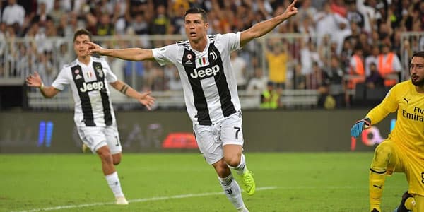 Ronaldo "Yuventus"da ilk kubokunu qazandı (VİDEO)