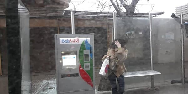 Bakıda güclü külək dayanacağı uçurdu (FOTOLAR)