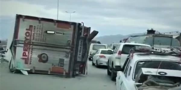 Bakıda güclü külək TIR-ı aşırdı (VİDEO)