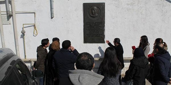 DİN Rəsulzadənin barelyefini oğurlayanlarla bağlı məlumat yaydı (YENİLƏNİB)