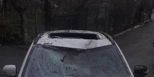 Külək su çənini binanın damından avtomobilin üstünə atdı (FOTOLAR)