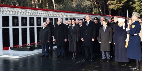 Prezident və xanımı Şəhidlər xiyabanını ziyarət edib (FOTOLAR)