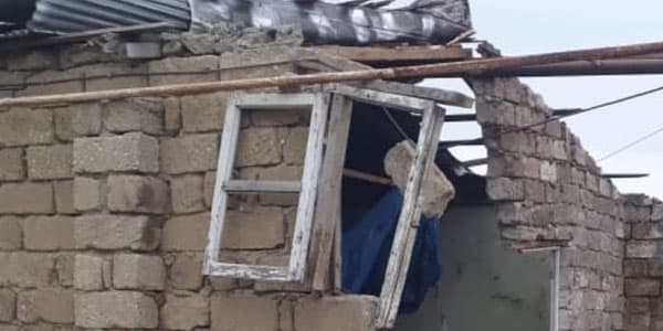 Bakıda güclü külək mərasim evini uçurub (VİDEO)