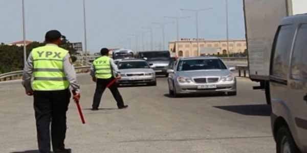 Yol polisindən savadsızlıq nümunəsi: Sürücünü nəyə görə saxladığını özü də bilmir (VİDEO)