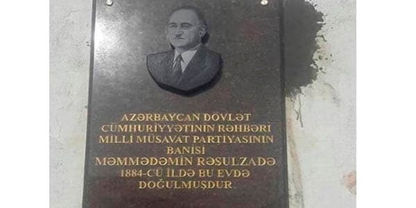 Rəsulzadənin barelyefi ilə bağlı açıqlama: "İbtidai sinif müəllimləri yazıblar"