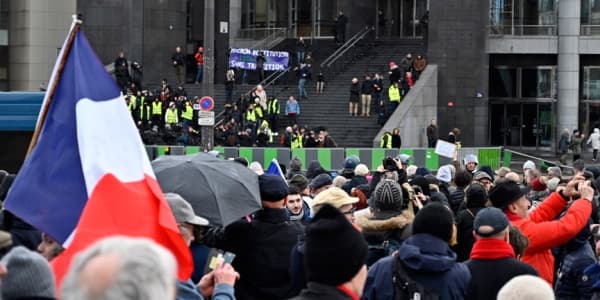 Parisdə "Qırmızı şarflılar" aksiyası (FOTOLAR)