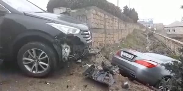 AA nömrəli maşın ağır qəzaya düşdü, dərəyə aşdı (VİDEO)