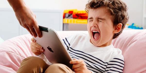 Ekspertlərdən SOS: Planşet və televizorların uşaqlara təsiri açıqlandı