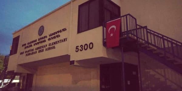 ABŞ-da iki erməni məktəbinə türk bayrağı asıldı