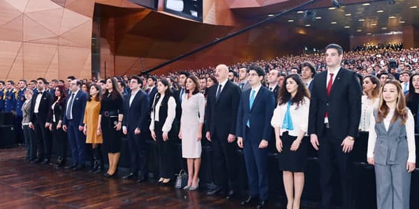 Prezident və xanımı gənclərlə görüşüb (YENİLƏNİB/FOTOLAR)