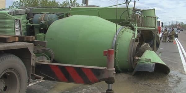 Bakıda betonqarışdıran maşın 3 metr hündürlükdən xəndəyə düşdü: sürücü öldü