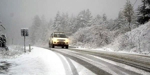 Qobustanda yollar buz bağladı: Köməyə FHN çatdı