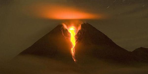Merapi yanardağı püskürdü