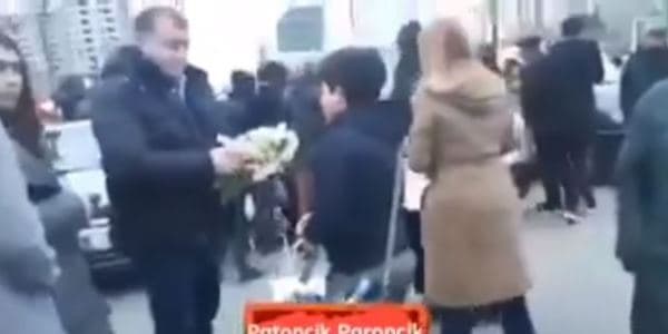 Bakının mərkəzində gül satan uşağı döydülər (VİDEO)