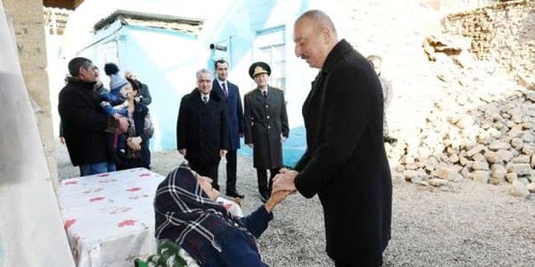 Prezident zəlzələ bölgəsində sakinlərlə görüşdü (FOTOLAR/YENİLƏNİB)