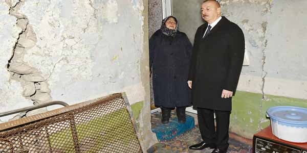İlham Əliyev zəlzələnin dağıtdığı evləri bir-bir gəzdi (FOTOLAR)