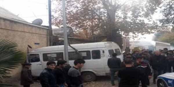 Şəkidə mikroavtobus paltarı qapı arasında qalan qadını sürüdü