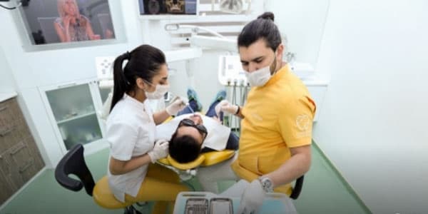 Doktor Xəyal Səmədov: "Qadınlar gözəl görünməkdə daha israrlıdırlar"