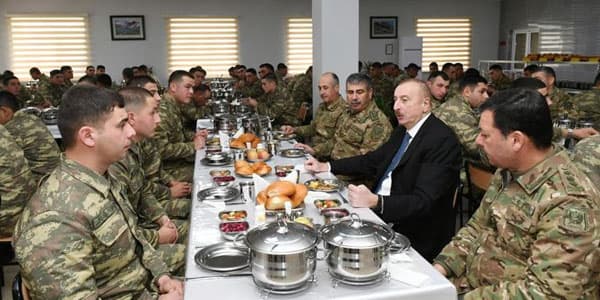 İlham Əliyev əsgərlərlə nahar etdi (FOTOLAR)