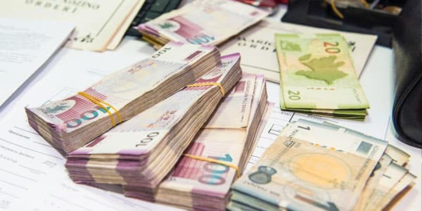 Azərbaycandan 5.5 milyard manat çıxaran şəxs: "Ayda 700 manat maaş alırdım"