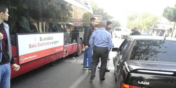 Minik maşını "BakuBus"a çırpıldı: ağır xəsarət alan var