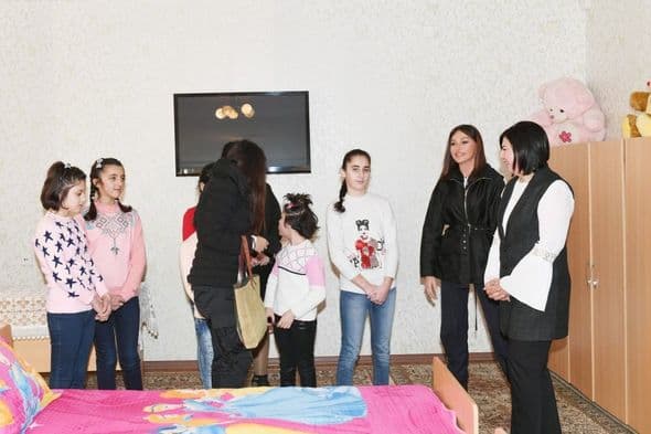 Mehriban Əliyeva Gəncədəki uşaq evinə baş çəkib (FOTO)