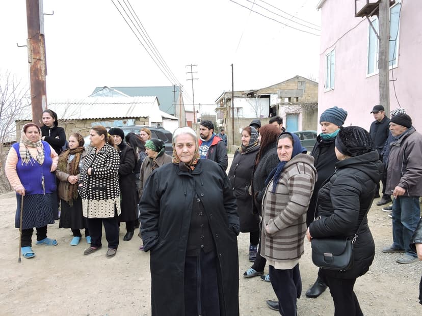 Bayılda köçkün ailələri aksiya keçirdi: “Evimizi tərk etmirik” (FOTO/VİDEO)