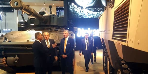 Müdafiə naziri İDEX - 2019 Beynəlxalq Müdafiə Sərgisində iştirak edir (FOTOLAR)