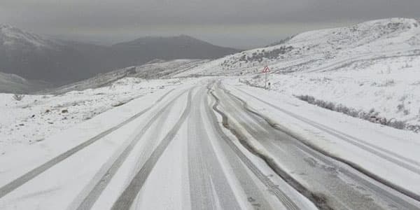 Şamaxıda yollar buz bağladı