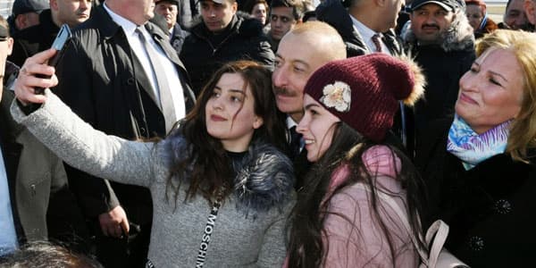 Prezident sumqayıtlı tələbənin xahişini yerə salmadı: Bu məsələni də həll edəcəyik (FOTOLAR)
