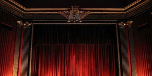 Prezident teatr binasının təmirinə pul ayırdı