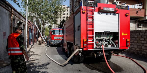 Masazırda binada yanğın: köməyə gələn 4 polis tüstüdən zəhərləndi